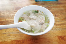 花蓮名物のワンタンをいただく