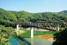 湯西川橋梁をわたる野岩鉄道の列車