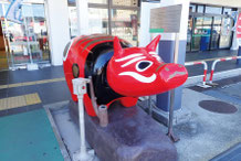 会津若松駅では赤べこがお出迎え