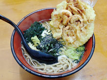 白馬駅前のそば屋で、夜 食とも朝食ともつかぬ食 事をいただく。