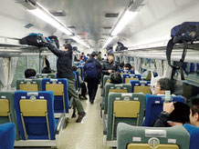 ムーンライト信州の車内。「青春18 きっぷ」を利用して 旅する人で満席。