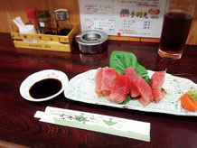 キハダマグロをウーロン茶でいただく