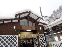 雪の降り積もる南小谷駅。これより先の大糸線は運休。