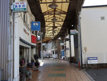 鴨島駅からは3方向に商店街が伸びる