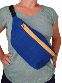 Bauchtasche aus used look Upcycling Plane royalblau