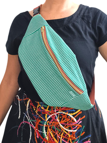 Cross Body Bag aus gestreiftem Canvas grün weiß