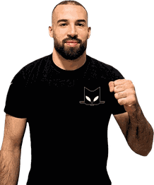 Porträt von Muskelkater Rodgau Trainer Jeremis Tamayo Rodriguez in Kampfpose mit Muskelkater Gym Kleidung