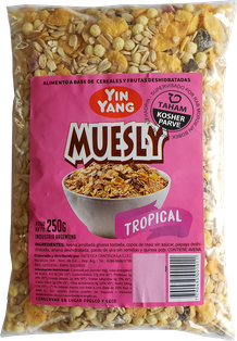 MUESLY TROPICAL. Avena arrollada gruesa tostada, copos de maíz s/azúcar, papaya y ananá deshidratada, pasas de uva, quinoa pop. Presentación 250 Grs. Kosher parve: Taham Kosher. Origen: Argentina.