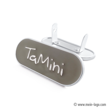 Logoplättchen Metall mit Laschen.