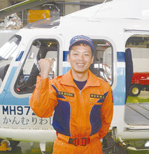 ヘリの前で活躍を誓った玉城さん=1日、石垣航空基地
