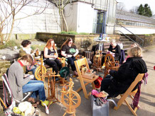 Frauen am Spinnrad beim Spinntreff im Gewächshaus des Botanischen Gartens Solingen