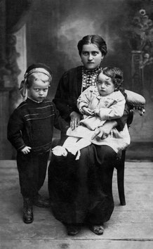 Maria con mamma e Agostino