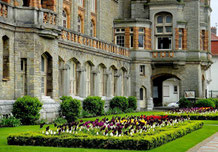 La façade ouest de l'hôtel de ville et ses jardins