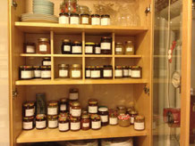 Schrank mit vielen Konfitüren