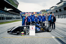 Meisenzahl mit dem gesamten Team Nordisch Racing powered by Riflex Bodentechnik auf der Start- und Zielgeraden in der Steiermark | © Mackinger