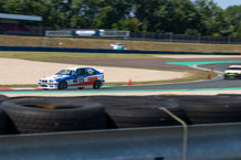 Das Rennfahrzeug, der BMW 318ti Cup von Georg Motorsport, in der Motorsport Arena Oschersleben | © Markus Toppmöller