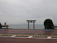 白鬚神社の鳥居と雨に煙る対岸の沖島
