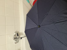 Regenschirm in der Badewanne