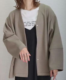 スポンジ素材ノーカラーコート フォーユー価格　4,980円(税込)  裾が少しフレアータッチに なっています   