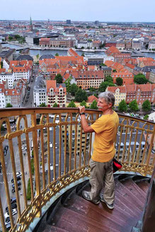 auf den Stufen des Turmes der Erlöserkirche Kopenhagen