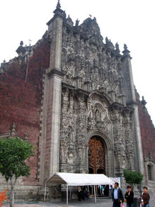 Façade du Sagrario adjacent à la cathédrale métropolitaine de Mexico. By Thelmadatter [Public Domain]