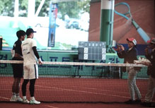 上松と記念撮影するマレーシア選手