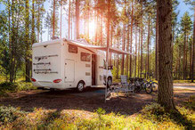Wohnmobil Heckansicht im Wald mit ausgefahrener Markise 2026