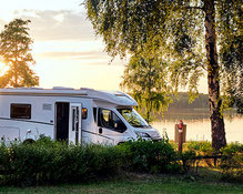 TI Wohnmobil an See neben einem Baum 2026