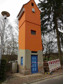 Trafoturm mit gestrichenen Türen