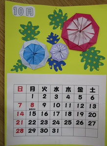 10月のカレンダーです。折り紙で菊を作りました。