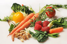 Gemüse und Obst, Karotten, Nüsse, Erdbeeren, Rosmarin