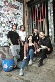 modernes tattoo studio mit kreativen tattoo designs und hygienischer umgebung