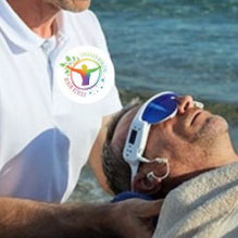 homme qui se est enseance bien etre avec lunettes psio Témoignages luminothérapie Thérapeutes
