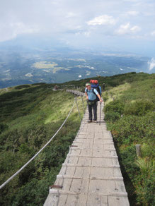 山頂手前の木道