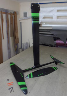 Windfoil aeromod V2 noir et vert, monté, dans l'atelier