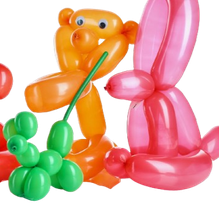 Sculture di palloncini colorati per bambini durante festa
