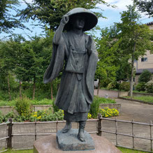 托鉢姿の僧侶