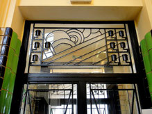 Le dessin des grilles en fer forgé de la porte d'entrée de la poste du Touquet-Paris-Plage