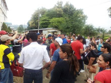 Votantes en un recinto electoral de simulación. Manabí, Ecuador.