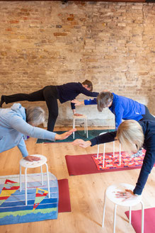 Variante von Virabhradasana mit Hocker