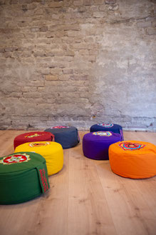bunte Meditationskissen vor dülkener Stadtmauer im Yogaraum