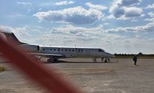 Pius bei der Ankunft auf dem Flugfeld in Rundu