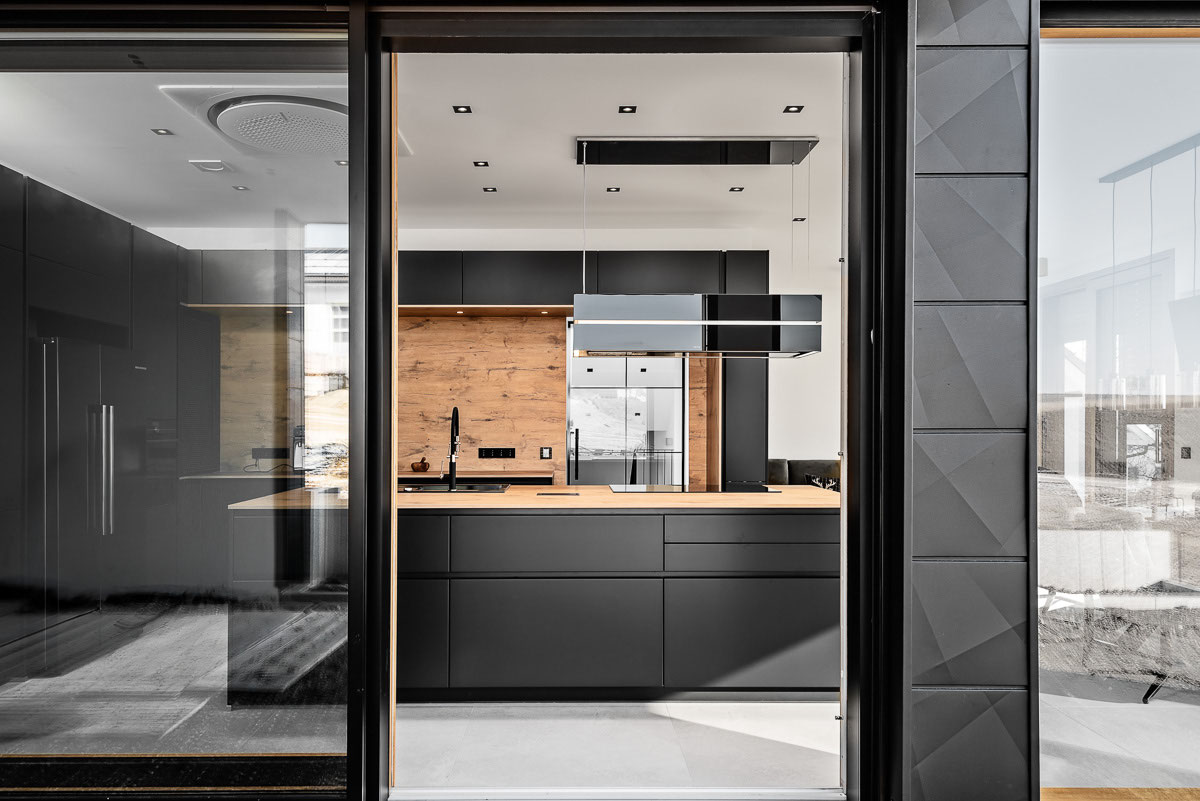 Interieurvideo: moderne schwarze Designküche mit Glasfront, Raumgefühl und Lichtwirkung