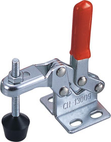 Compact toggle clamp