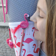 Bild: Mädchen mit AnfängerGlück Stoffschultüte Flamingo