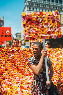 Sasha Vinci, A human flower wall, 2019, Performance, New York City