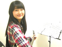大阪のギター教室k9musicschoolでアコースティックギターを弾いている女子