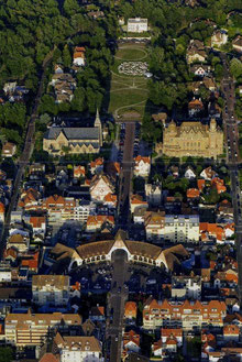 Aujourd'hui le face de l'hôtel de ville et de l'église du Touquet-Paris-Plage rappelle l'inspiration du projet de Mayville de John Whitley