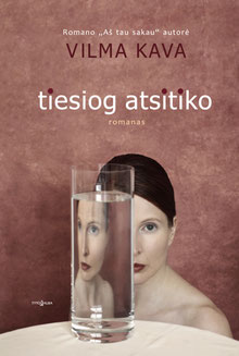 Manuela Deigert über mich Buch tiesiog atsitiko von Vilma Kava mit einem künstlerischem Selbstportrait mit Reflexion in einer Glasvase 
