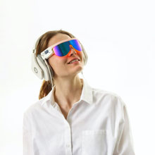Location de lunettes de luminothérapie PSIO 3.0 – femme portant les lunettes PSIO avec casque audio